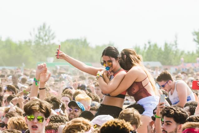 arms raised best friends concert 1537638