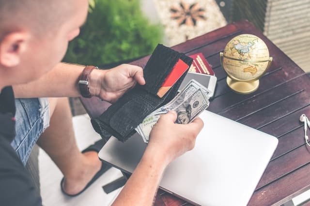 5 Ways to Raise Cash in an Emergency 2 background bills cash 929288